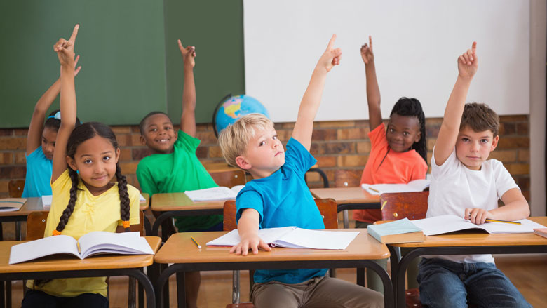 Kinderen in de klas op de basisschool